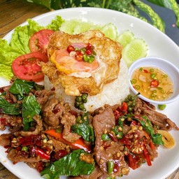 ผัดพริกแห้งใบโหระพาราดข้าว