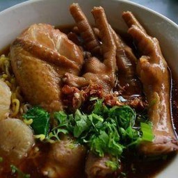 ก๋วยเตี๋ยวไก่ตุ๋นรวมน้ำดำ