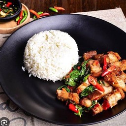 [อร่อยซ่ากับโค้ก] กระเพราหมูกรอบราดข้าว +  โค้ก ออริจินัล (ขวด)