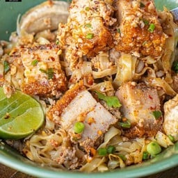 บะหมี่แบนแห้งหมูกรอบ