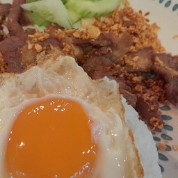 ข้าวหมูทอดกะเทียมไข่ดาว