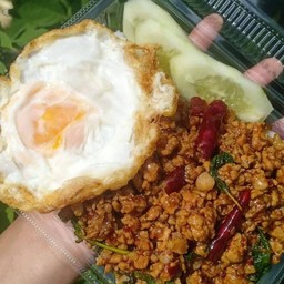 กะเพราพริกแห้งหมูสับ ราดข้าว