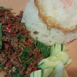 ข้าวกระเพราเนื้อสับไข่ดาว