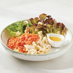 เฟตตูชินี่ซอสอกไก่ สเปลท์ พร้อมผักสลัดสดออร์แกนิก