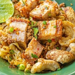 บะหมี่แบนยำแห้งหมูกรอบ