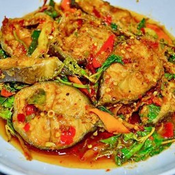 ผัดฉ่าปลาดุกสดราดข้าว