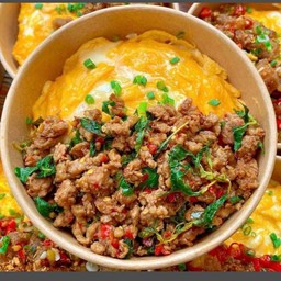 ข้าวหน้าไข่ข้นกระเพราหมูสับ
