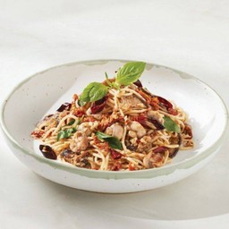 ลิงกวินีเห็ดแชมปิญองสด เห็ดหอม โหระพาและพริก สเปลท์