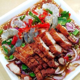 ยำหมูทอดกุ้งสด