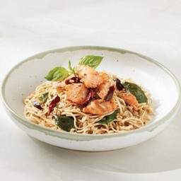 ลิงกวินีปลาแซลมอนจากนอร์เวย์ โหระพาและพริก สเปลท์