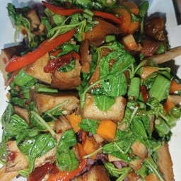 ผัดกระเพราไก่จ้อเจร้าดข้าว