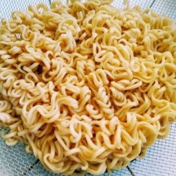 เส้นมาม่าลวก