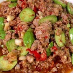 ผัดลูกเหรียงใบมะกรูดพริกแห้ง เสิร์ฟพร้อมข้าวหอมมะลิ ฟรีน้ำซุป