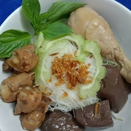 เชฟกล้วย ก๋วยเตี๋ยวไก่โอ่งบุฟเฟ่ต์ สาขา 3 บ้านเก่าพานทอง