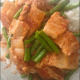 ผัดพริกถั่วหมูสามชั้นราดข้าว