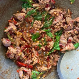กะเพราเครื่องในไก่