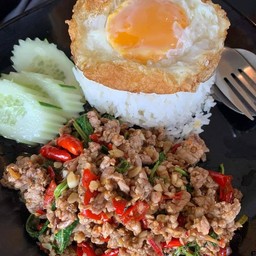 เนื้อสับ ผัดกระเพรา ราดข้าว