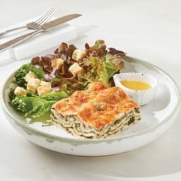 ลาซานญ่าผักโขมและเห็ด สเปลท์ พร้อมผักสลัดสดออร์แกนิก