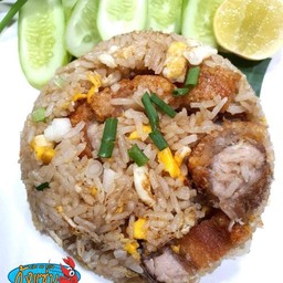 ข้าวผัดหมูกรอบ