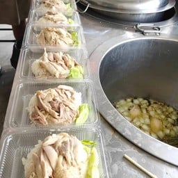 สองสหายข้าวมันไก่ By จารย์น้อย (สุขุมวิท48) เยื้องทางเข้าที่จอดรถธนาคารออมสิน