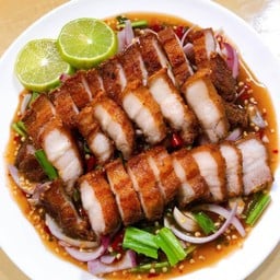 ยำหมูทอด