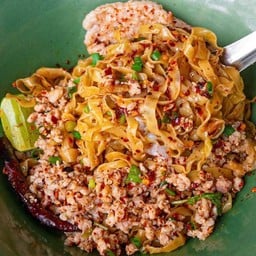 บะหมี่แบนยำแห้ง