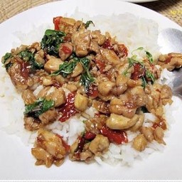ผัดกระเพราพริกเเห้งไก่ชิ้น