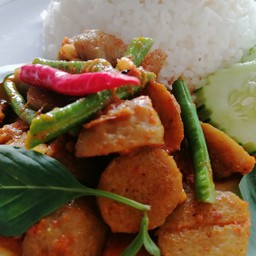 ข้าวเครื่องแกงแดงลูกชิ้นปลา