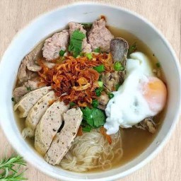 ก๋วยจั๊บญวณชามโต👉🏻 หลังโรงเรียนศรีสุวิช
