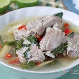 ต้มยำกะดูกหมูใส่ใบกะเพรา