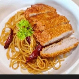 สปาเกตตี้หมูทอดซอสมะขาม