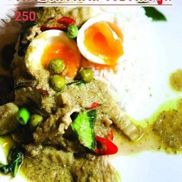 ข้าวราดแกงเขียวหวาน ไข่ฟูหรือไข่มะตูม