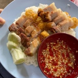 ข้าวหมูกรอบน้ำจิ้มซีฟู้ด