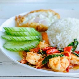 กระเพรากุ้งราดข้าว ไข่ดาว