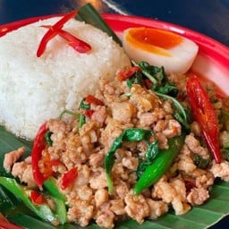 กะเพราถาดหมูสับนัวราดข้าว (ราคาไม่รวมไข่)