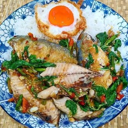 กระเพราปลาทู ราดข้าว ไข่ดาว