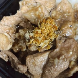 หมูกระเทียมราดข้าว