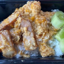 ข้าวหมูกรอบกระเทียมผัดไข่