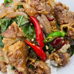 ข้าวราดเนื้อเปื่อยหอมใหญ่ใบโหระพา