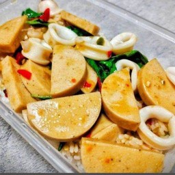 ข้าวกระเพราปลาหมึกหมูยอ