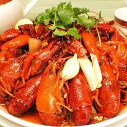 กุ้งมังกรผัดเผ็ด 香辣小龙虾