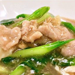 ราดหน้าผัดซีอิ๊วยอดผักเลิศศิริ