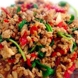 ผัดกระเพราหมูสับราดข้าว