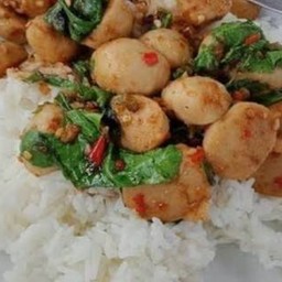 กระเพราลูกชิ้น ราดข้าว