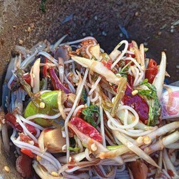 ตำป่ารวมยกครกน้ำปลาร้านัวๆหมึกกุ้งหอยหมูยอไส้กรอกผักดองถั่วงอกผักบุ้ง