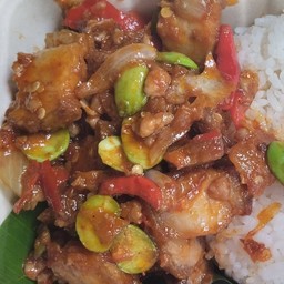 ผัดสะตอหมูกรอบราดข้าว