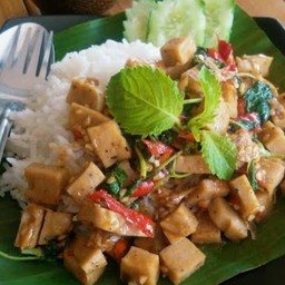 กระเพราหมูยอ ราดข้าว