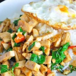 กระเพราหมูยอ ราดข้าว ไข่ดาว