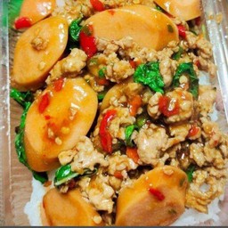 ข้าวกระเพราหมูสับไส้กรอก