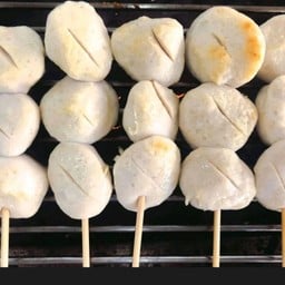 ลูกชิ้นหมูปิ้ง6ไม้แถม1ไม้